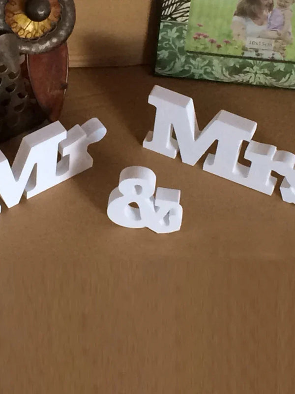 Elegant “Mr & Mrs” Wedding Table Sign – Freestanding White Letter Ornaments for Weddings & Anniversaries