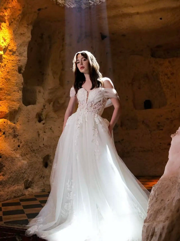 Modern Off-the-Shoulder Wedding Dress – Lace Appliqués & Elegant Bridal Gown