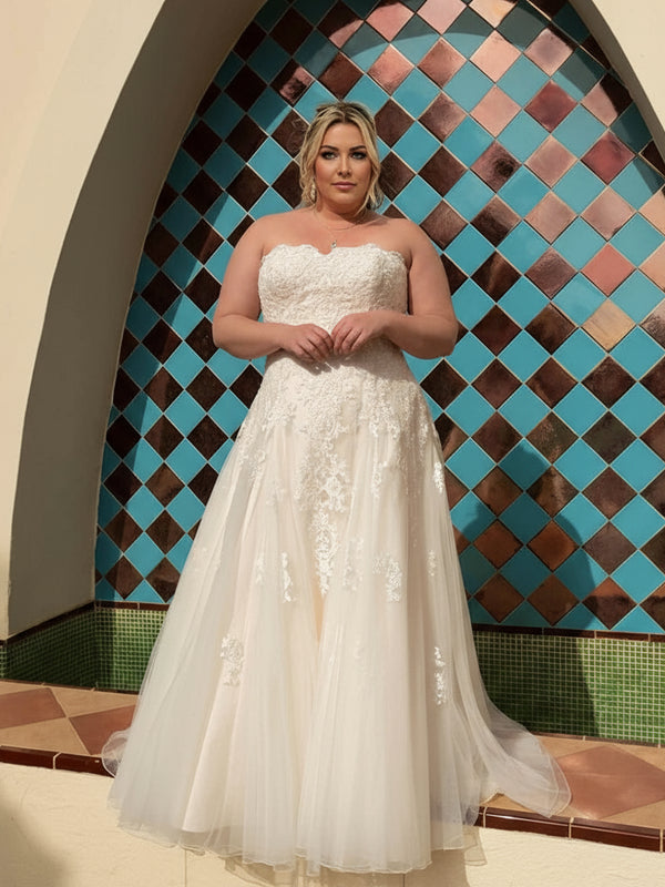 Classic Wedding Dress – Lace Appliqué A-Line Gown with Sweep Train
